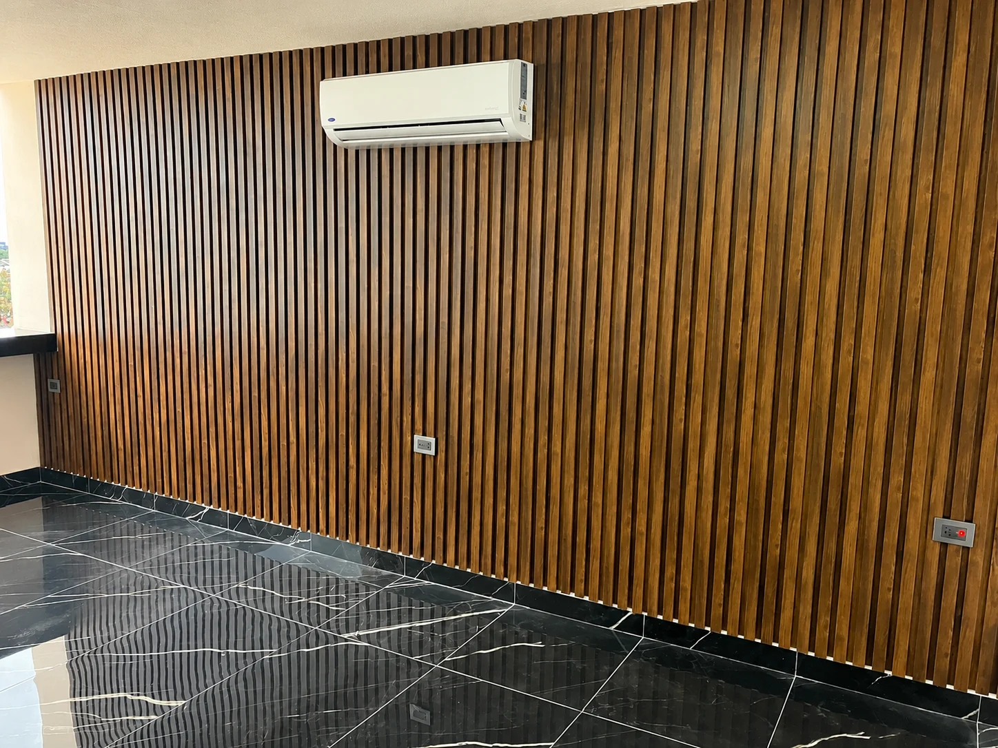 Lambrín de madera decorativo para muro — EMET