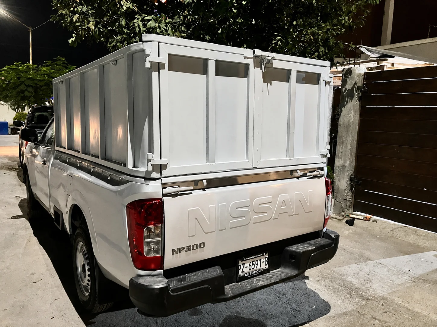 Redila tipo caja metálica para camioneta NP300 — EMET