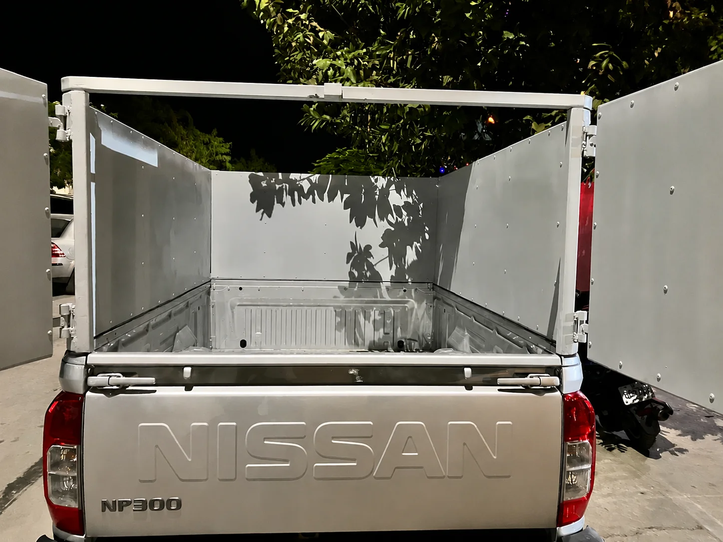 Redila metálica con paneles abatibles para camioneta NP300 — EMET